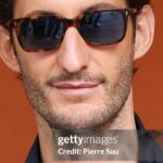 Pierre Niney al Roland Garros con L.G.R: eleganza tecnica e artigianalità contemporanea